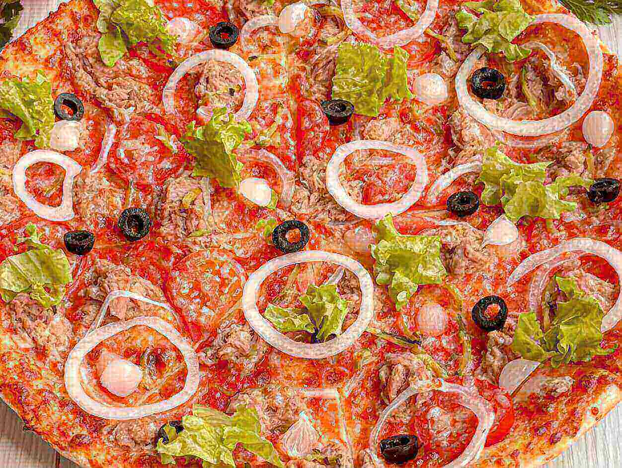 Пицца с тунцом и томатами